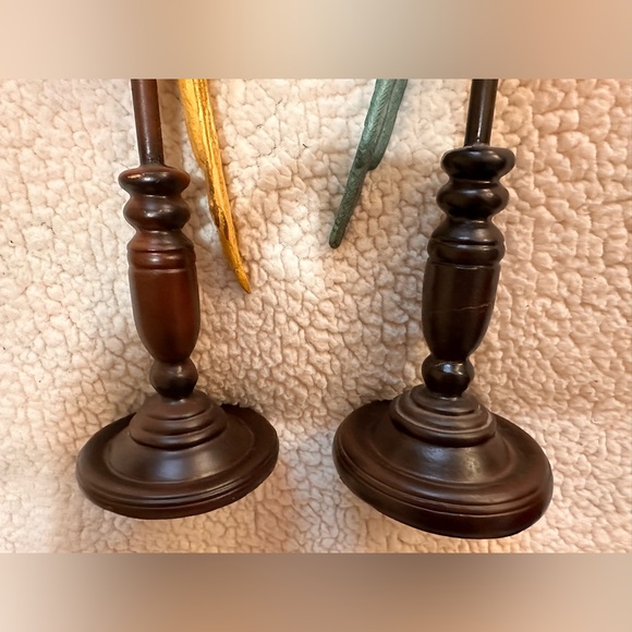 Resin birds teal parrot and yellow cockatiel on wooden roosts with felt base - Picture 11 of 16